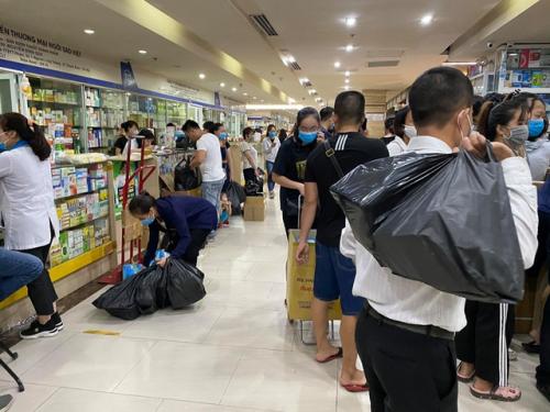 Giá khẩu trang tăng vùn vụt sau công bố người nhiễm Covid-19 tại Hà Nội