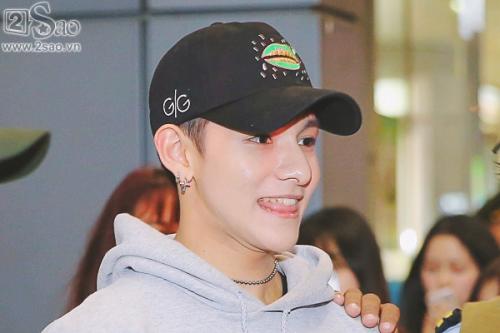 'Hoàng tử lai' Kim Samuel chật vật thoát khỏi 'biển' fan Việt giữa đêm khuya