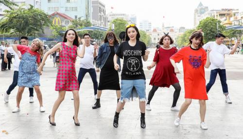 Dàn sao hot bế 'bụng bầu' nhảy múa trên phố đi bộ Nguyễn Huệ