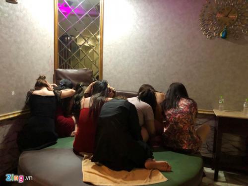 Tiếp viên massage khoả thân kích dục cho khách ở Sài Gòn với 'giá mềm'