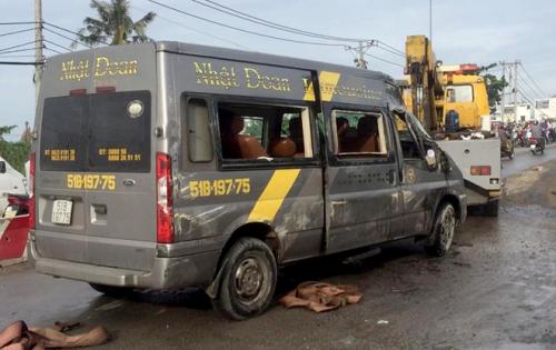 Gần chục người kêu cứu trong ôtô khách bị lật ở Sài Gòn