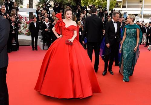 Lý Nhã Kỳ váy đỏ nổi bật trên thảm đỏ Cannes