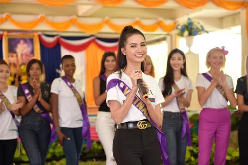 Phan Thị Mơ cùng thí sinh Hoa hậu Đại sứ Du lịch thế giới dạy ngôn ngữ cho trẻ mồ côi