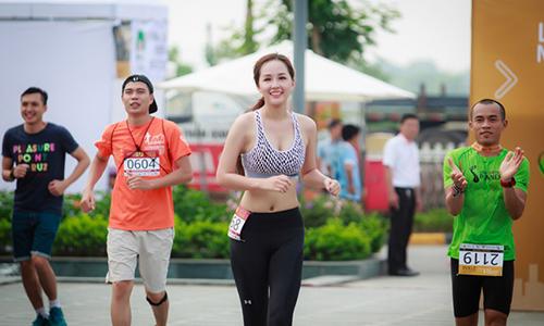 Mai Phương Thúy gợi cảm chạy marathon tại Hà Nội