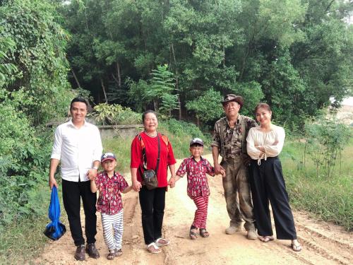 MC Hoàng Linh cùng chồng về quê ngoại sau lùm xùm rạn nứt