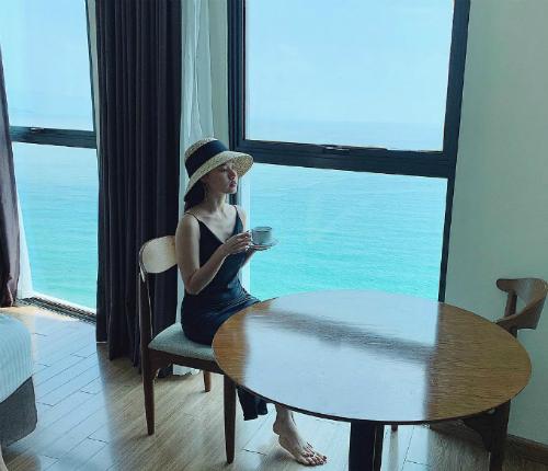 Ảnh hot 9/10: Midu suy tư bên biển