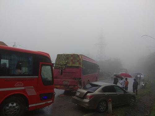 19 ôtô đâm liên hoàn ở Hoà Bình do sương mù