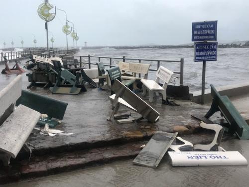 Kiên Giang: Mưa giông gây hư hỏng nhiều ngôi nhà ở Phú Quốc, 6 tàu cá bị chìm