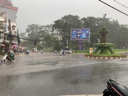 Mưa gió lớn trải rộng suốt từ Lâm Đồng đến TPHCM