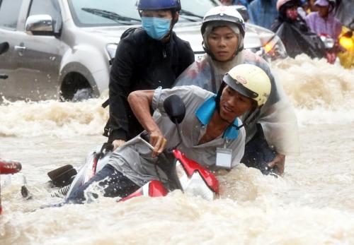 Hàng loạt xe máy bị dòng nước mưa cuốn trôi ở Đồng Nai