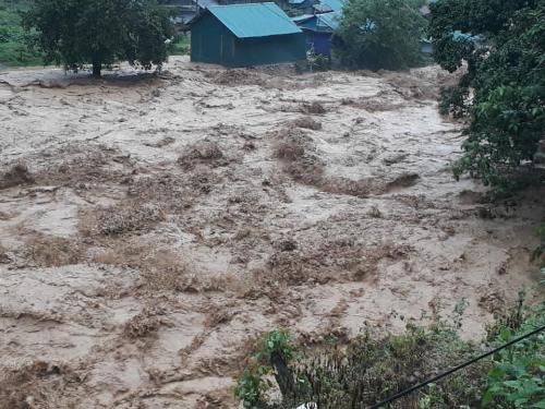 Mưa lũ kinh hoàng ở Lai Châu: Ô tô trôi xuống vực, đường bị cuốn phăng