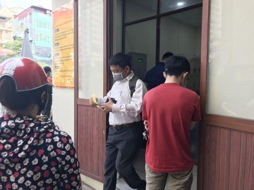 Người dân cuống cuồng, "rồng rắn" xếp hàng đi mua bảo hiểm xe máy, ô tô