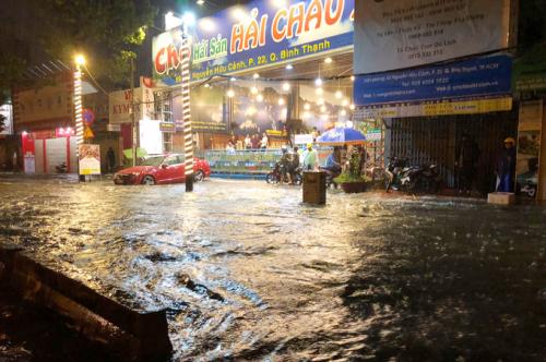 Đường Sài Gòn ngập lút bánh xe trong đêm dù có siêu máy bơm