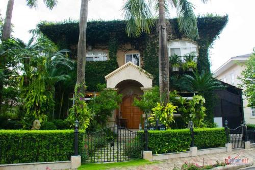Biệt thự kiểu Pháp rộng 500m2 của siêu mẫu Vũ Cẩm Nhung