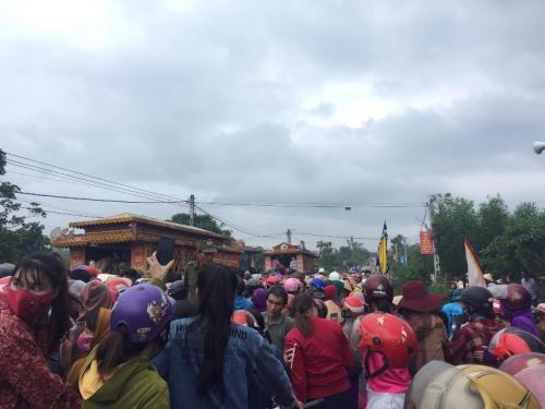 Hà Tĩnh: Nghẹn lòng đám tang 4 người trong gia đình treo cổ