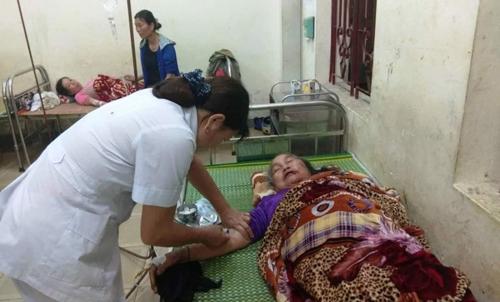 Nghệ An: Ngồi trong nhà, 4 người bị sét đánh bất tỉnh