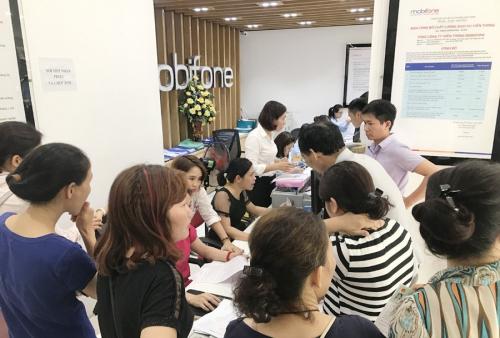 Lùi thời hạn khóa máy: Phòng giao dịch kín người chụp ảnh chân dung