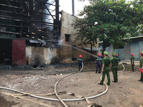 Nhà máy luyện thiếc bùng cháy dữ dội, cột khói cao hàng chục mét -Cảnh Thắng 