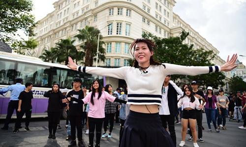 Nhóm nhạc Hàn Quốc nhảy flashmob tại trung tâm Sài Gòn