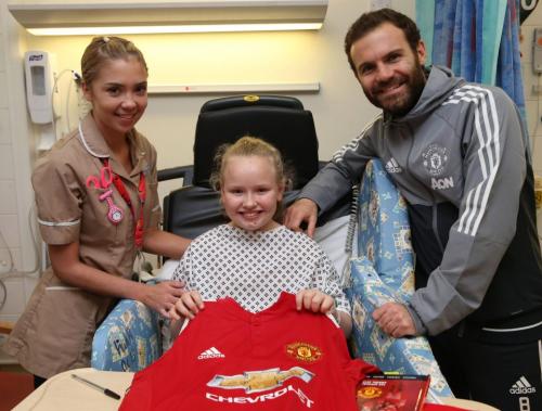 Mata lại khiến người hâm mộ ấm lòng vì nghĩa cử đẹp