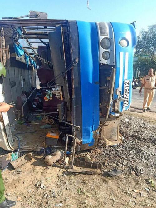 NÓNG: Xe chở công nhân lật, 13 người thương vong-N.P (tổng hợp) 