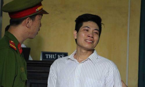 Nước mắt muộn màng của kẻ đâm chết bạn gái bằng 20 nhát dao