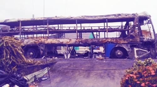 Ôtô giường nằm chở hơn chục khách cháy trơ khung