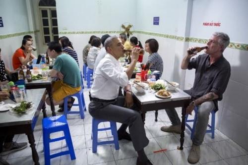 Ông Barack Obama đăng ảnh cùng ăn bún chả ở Việt Nam tưởng nhớ đầu bếp Bourdain