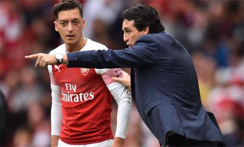 Ozil từ chối 'mức lương điên rồ' để ở lại Arsenal