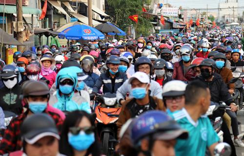 Người dân ùn ùn trở lại Sài Gòn, phà Cát Lái quá tải