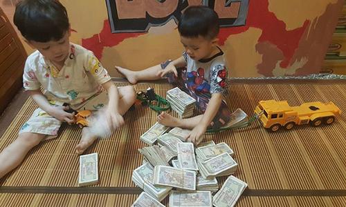 Hai cậu bé đập ống heo để gửi cho "chú Phan Anh" là hình ảnh đáng yêu nhất hôm nay!