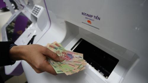 Ngân hàng đồng loạt tăng phí: Siết tài khoản, chặn khách thu tiền