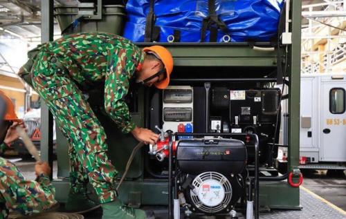 Bộ đội Hoá học đang đưa lực lượng tiến hành tẩy độc kho Công ty Rạng Đông Hoàng Đan