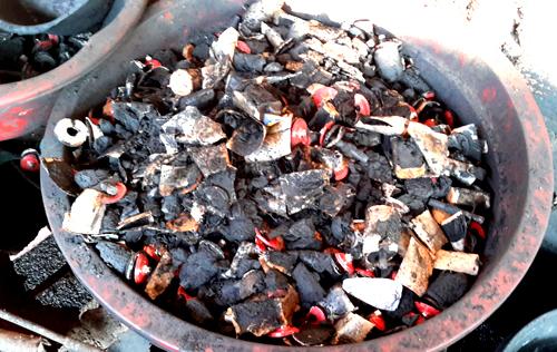 Phế phẩm cà phê nhuộm đen bằng lõi pin được bán về Bình Phước