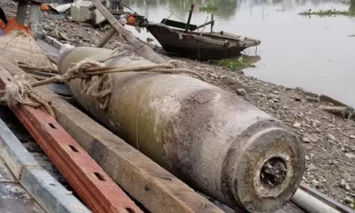 Quả bom nặng hơn 200kg nằm dưới chân cầu ở Hải Phòng