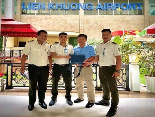 Khách đãng trí bỏ quên hơn nửa tỷ đồng ở sân bay