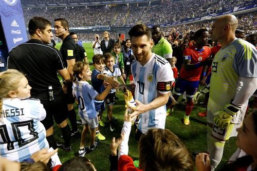 Giao hữu: Messi lập hat-trick, Argentina đè bẹp 