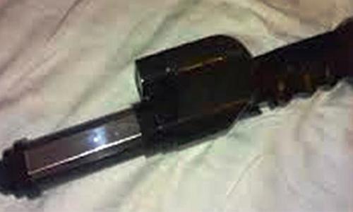 Chờ phát lương, cầm roi điện khống chế kế toán cướp 50 triệu đồng