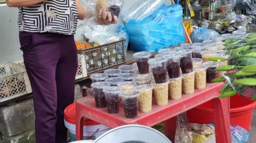 Mới sáng sớm đã bán cả tạ rượu nếp, tiểu thương "hốt bạc" ngày Tết Đoan Ngọ