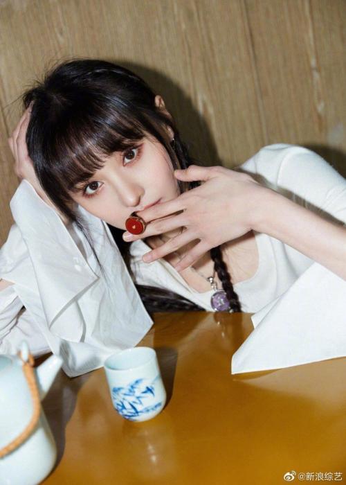 Trịnh Sảng: “Tôi vinh hạnh khi được xem là một bình hoa di động”