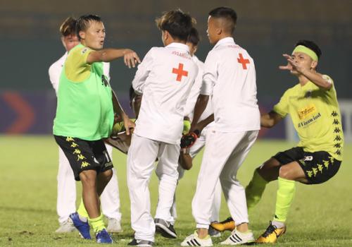 Quang Hải nổi giận với nhân viên khiêng cáng