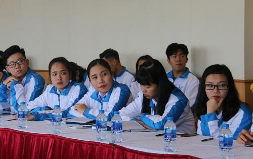 "Cầm cuốn tài liệu 600 trang tiếng Anh, em đọc 2 chữ là… ngất”