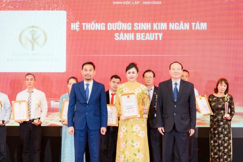 Kim ngân Tám Sánh Beauty vinh dự nhận Top 12 Thương hiệu mạnh Quốc gia.