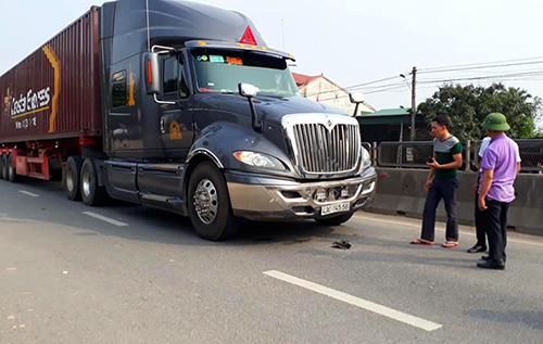 Vợ chồng cụ ông gặp nạn dưới bánh xe container