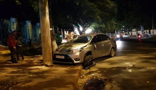 Ô tô lấn làn tông xe máy, người thương vong nằm la liệt