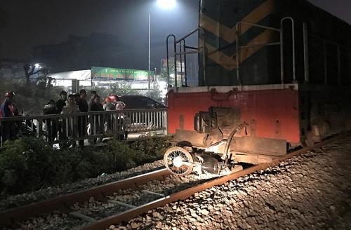 Vượt đèn tín hiệu, 2 người bị tàu hỏa cán thương vong -Hà Thanh 