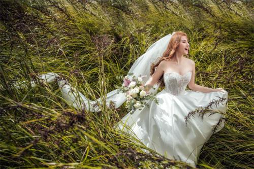 Trọn bộ ảnh cưới đẹp như mơ của Thu Thủy và hôn phu kém 10 tuổi -Hương Bùi 