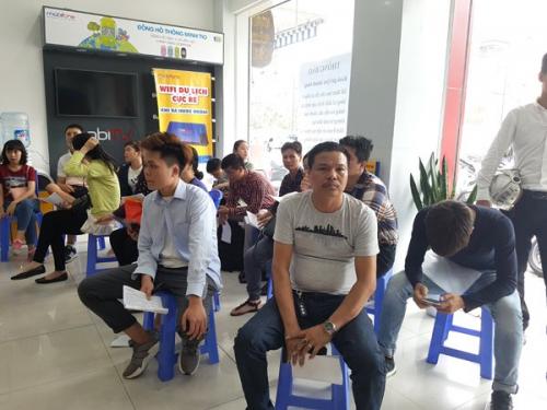 Sợ bị khóa SIM, người dân đổ xô đăng ký thông tin thuê bao