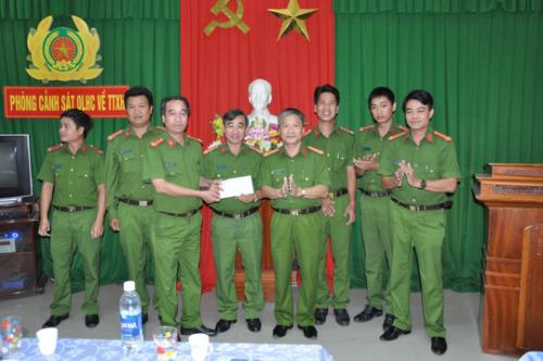 Nhóm côn đồ dùng mã tấu chặn đường, cướp tiền tài xế xe container