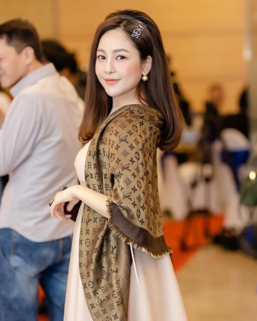 Hotgirl Trâm Anh bực bội phân trần, than thở khi bị đồn nhiễm HIV -Châu Anh 